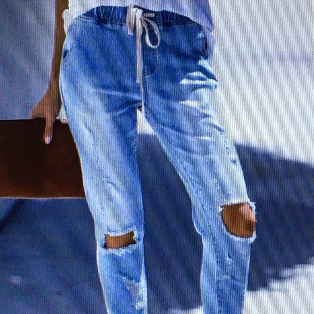 •Distressed Skinny/Boyfriend Style Light Wash Jean